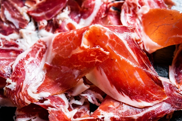 Prosciutto iberico di ghianda Fette di prosciutto iberico su ardesia