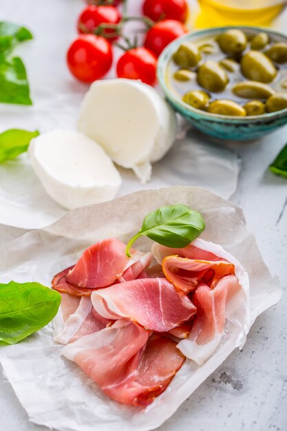 Prosciutto Olive olio d'oliva mozzarella pomodori basilico ingredienti cucina italiana