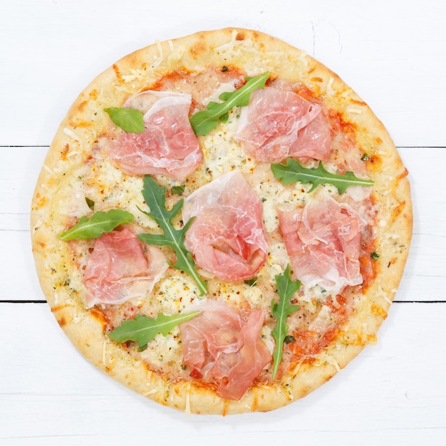 Prosciutto pizza prosciutto quadrato dall'alto su tavola di legno