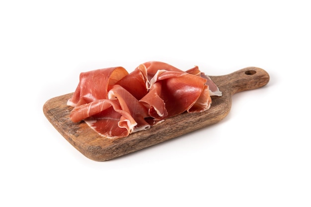 Prosciutto spagnolo serrano sul tagliere isolato su priorità bassa bianca