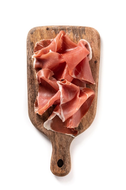 Prosciutto spagnolo serrano sul tagliere isolato su priorità bassa bianca