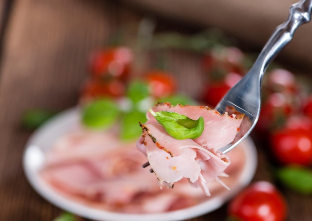 Prosciutto su sfondo di legno