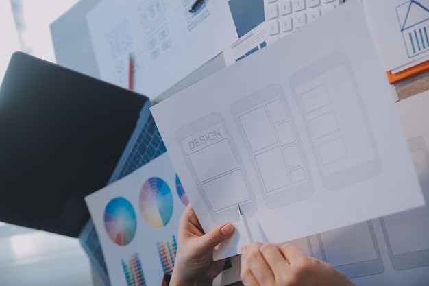Proses desain UX UI untuk aplikasi seluler dan situs web yang trendi. Prototipe wireframe kreatif untuk pengembang aplikasi profesional