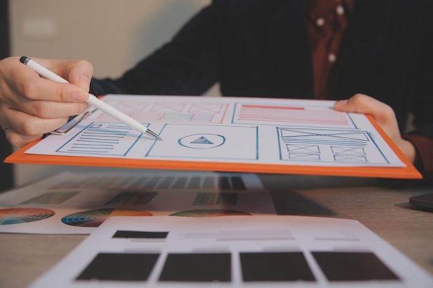 Proses desain UX UI untuk aplikasi seluler dan situs web yang trendi. Prototipe wireframe kreatif untuk pengembang aplikasi profesional