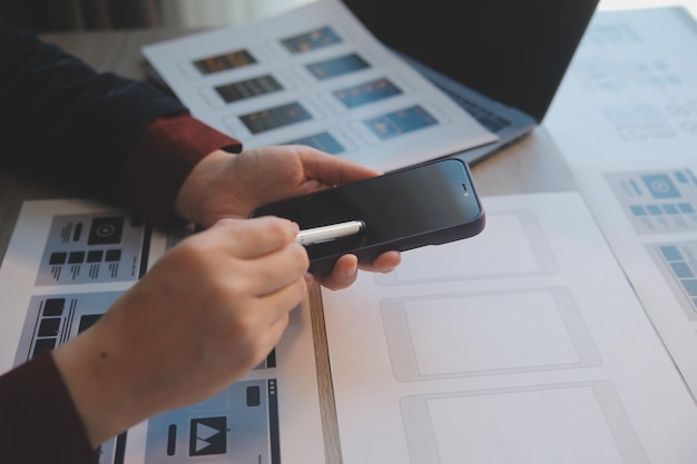 Proses desain UX UI untuk aplikasi seluler dan situs web yang trendi. Prototipe wireframe kreatif untuk pengembang aplikasi profesional