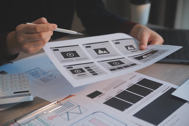 Proses desain UX UI untuk aplikasi seluler dan situs web yang trendi. Prototipe wireframe kreatif untuk pengembang aplikasi profesional