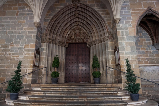 Prospettiva del portico gotico della chiesa di San Saturnin Pamplona