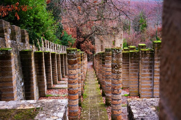 Prospettiva di vecchie colonne in pietra o mattoni