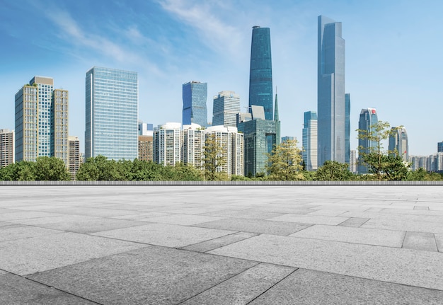 Prospettive per le piastrelle del pavimento quadrato vuoto del complesso urbano di Guangzhou.