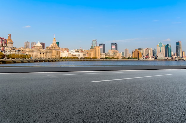 Prospettive per superstrada, pavimentazione di asfalto, edificio commerciale della città