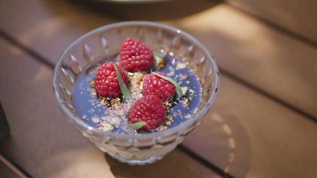 Prossimo piano bacche mousse piatto da dessert al caffè estivo gustoso cibo dolce sulla tavola