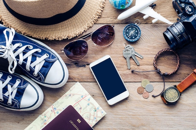 Prossimo piano degli accessori personali sul tavolo