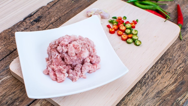 Prossimo piano degli ingredienti sul tavolino da taglio
