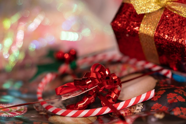 Prossimo piano degli ornamenti natalizi sulla scatola