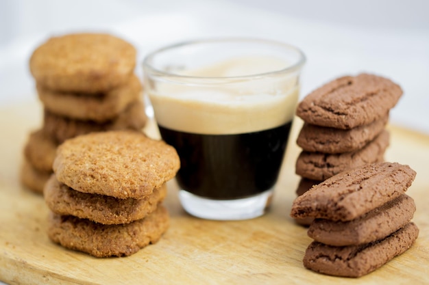 Prossimo piano dei biscotti sul tavolo