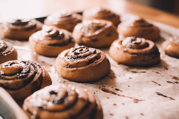 Prossimo piano dei biscotti sul tavolo
