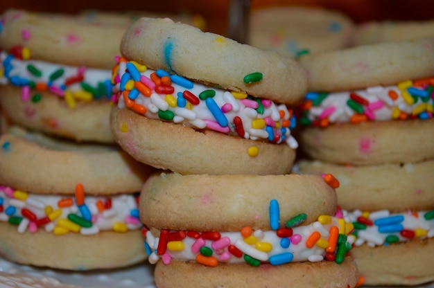 Prossimo piano dei biscotti sul tavolo