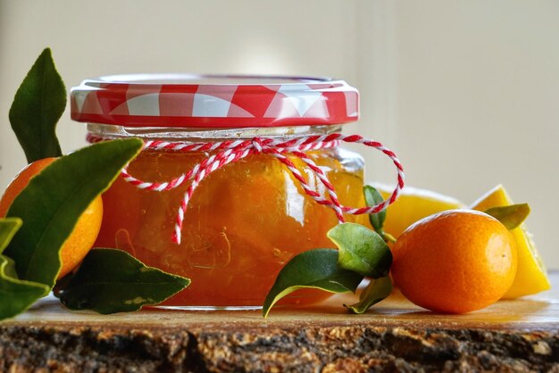 Prossimo piano dei frutti di kumquat su tavola