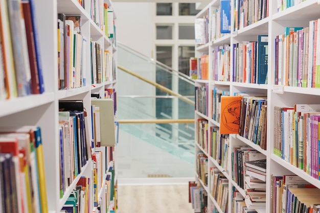 Prossimo piano dei libri in biblioteca