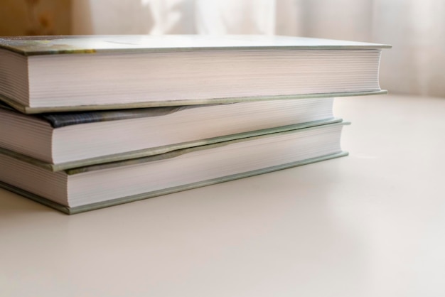 Prossimo piano dei libri sul tavolo