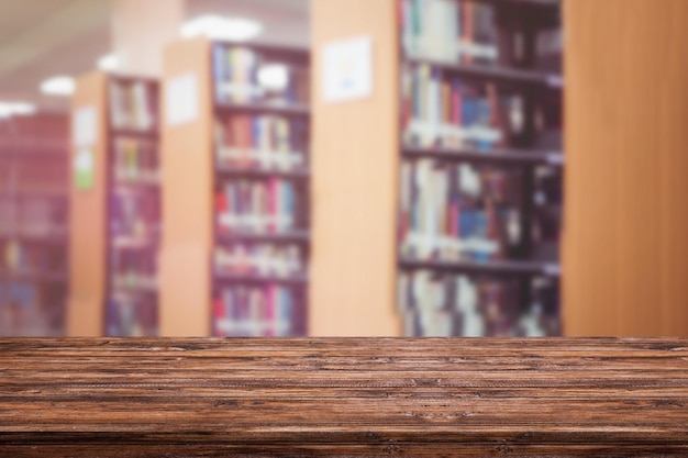 Prossimo piano dei libri sul tavolo
