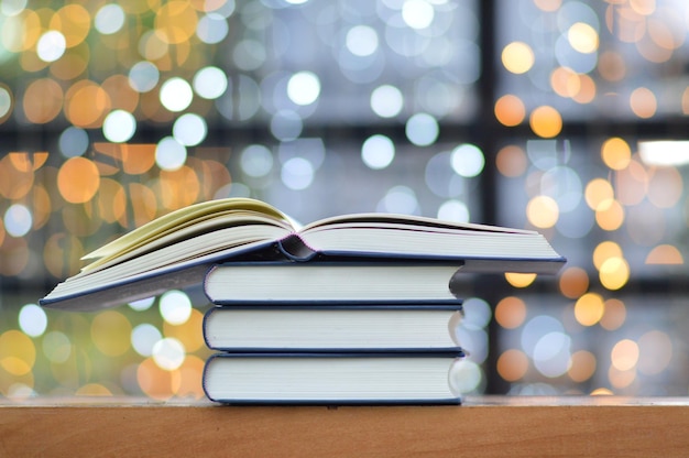Prossimo piano dei libri sul tavolo