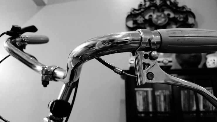 Foto prossimo piano dei manubri delle biciclette