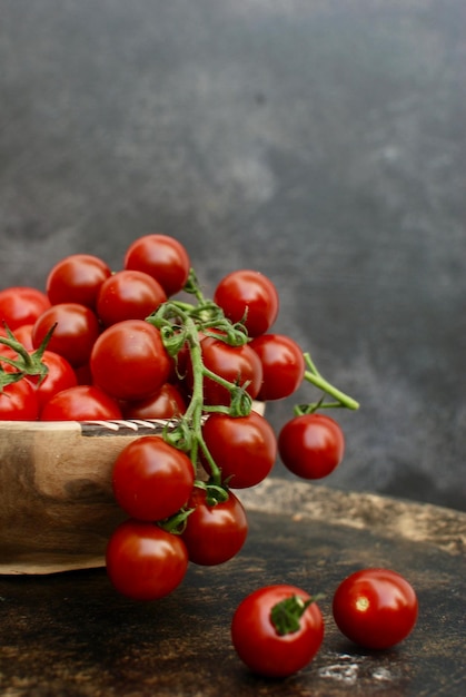 Prossimo piano dei pomodori sulla tavola