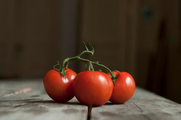 Prossimo piano dei pomodori sulla tavola