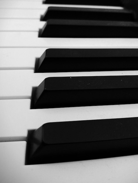 Prossimo piano dei tasti del pianoforte