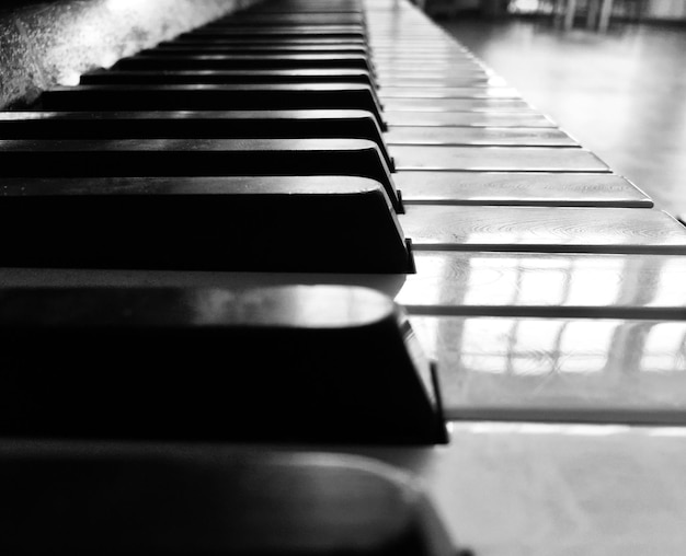 Prossimo piano dei tasti del pianoforte