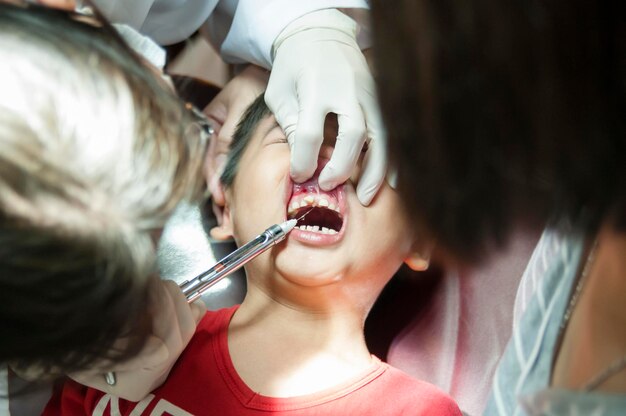 Prossimo piano del bambino dal dentista