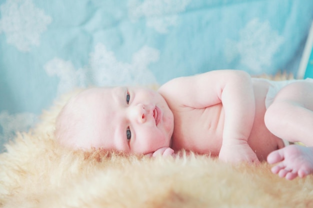 Prossimo piano del bambino sdraiato