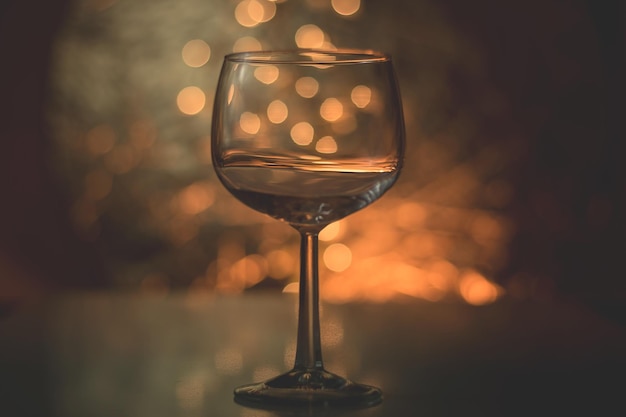 Prossimo piano del bicchiere di vino contro la luce illuminata