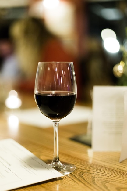 Prossimo piano del bicchiere di vino sulla tavola