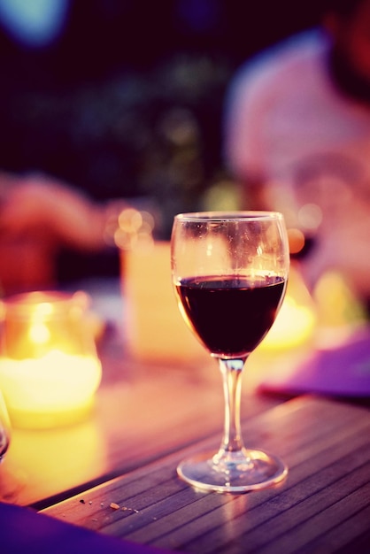Prossimo piano del bicchiere di vino sulla tavola