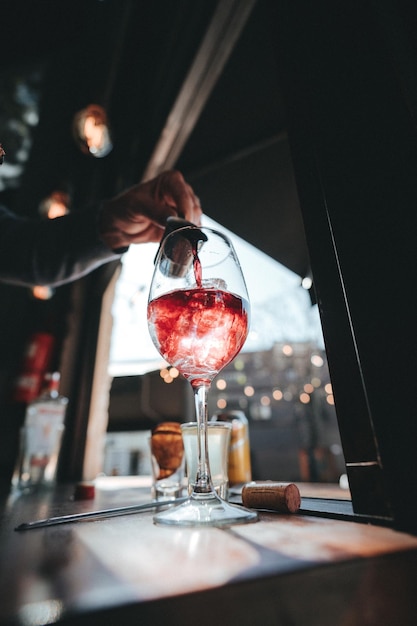 Prossimo piano del bicchiere di vino sulla tavola