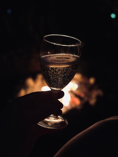 Prossimo piano del bicchiere di vino sulla tavola