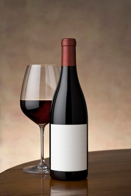 Prossimo piano del bicchiere e della bottiglia di vino