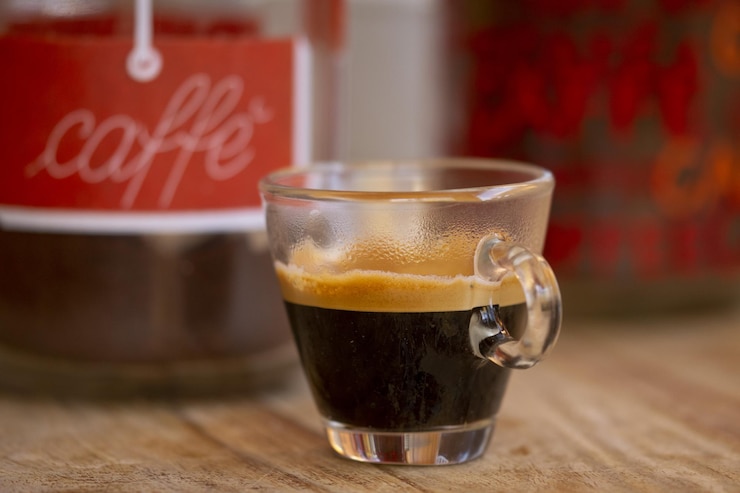 Foto prossimo piano del caffè sul tavolo
