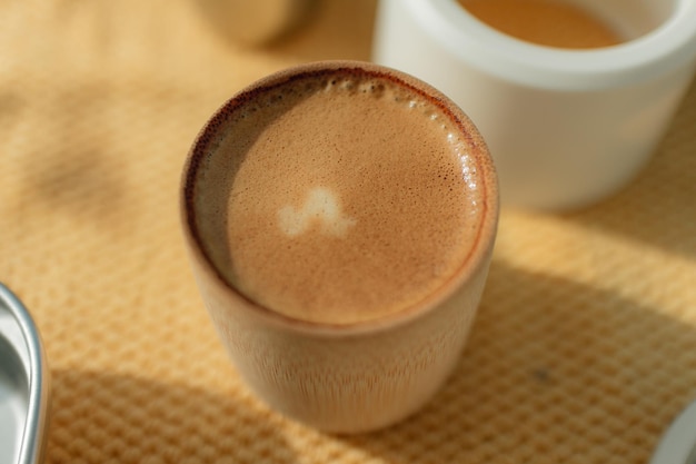 Prossimo piano del caffè sul tavolo