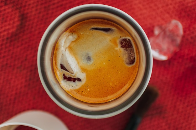 Prossimo piano del caffè sul tavolo