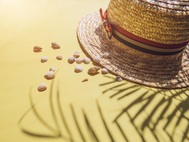 Prossimo piano del cappello sul tavolo
