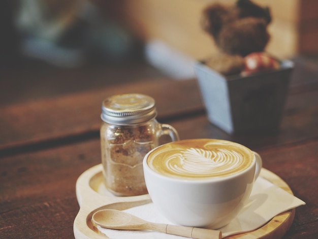 Prossimo piano del cappuccino sul tavolo