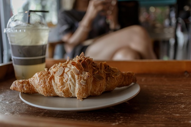 Prossimo piano del cibo nel piatto sulla tavola