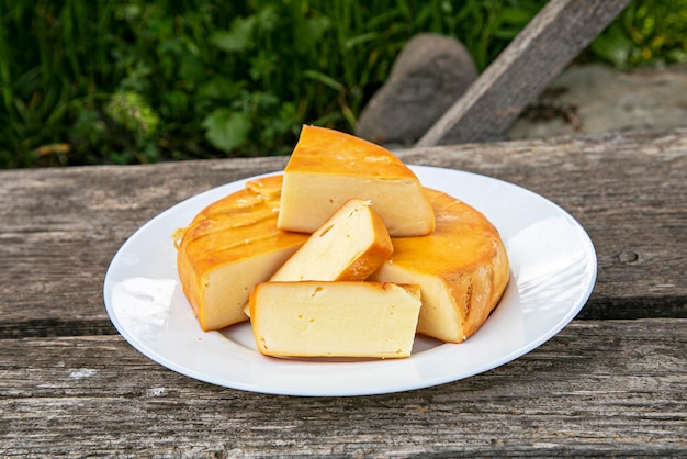 Prossimo piano del cibo nel piatto sulla tavola