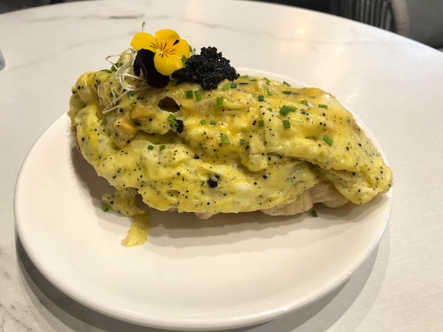 Prossimo piano del cibo nel piatto sulla tavola
