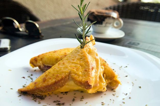 Prossimo piano del cibo nel piatto sulla tavola