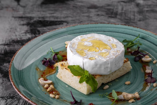 Prossimo piano del cibo nel piatto sulla tavola