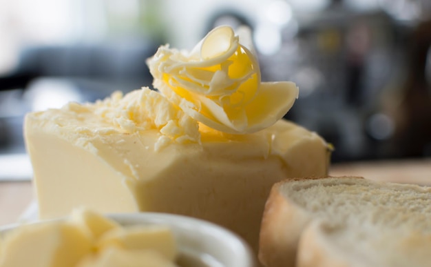 Prossimo piano del cibo nel vassoio